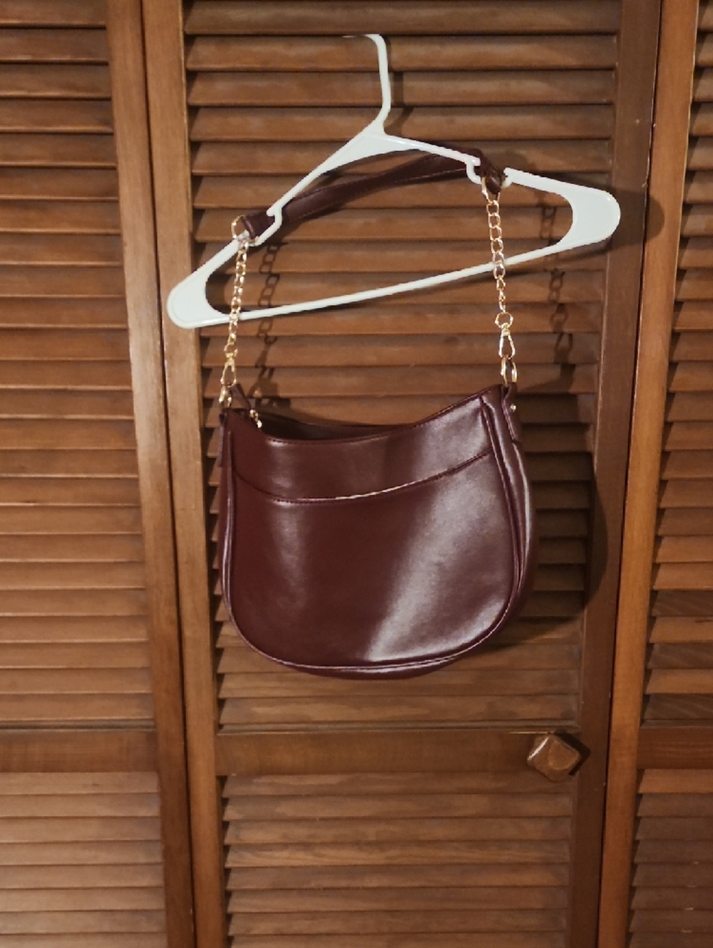 Classic Wine Leather Shoulder Bag with Gold Chain Detail - Picture 4 of 4